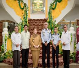 Bupati Bengkalis, Kasmarni bersama Kepala Kantor Imigrasi Bengkalis, Zakaria.(foto: zulkarnaen/halloriau.com)